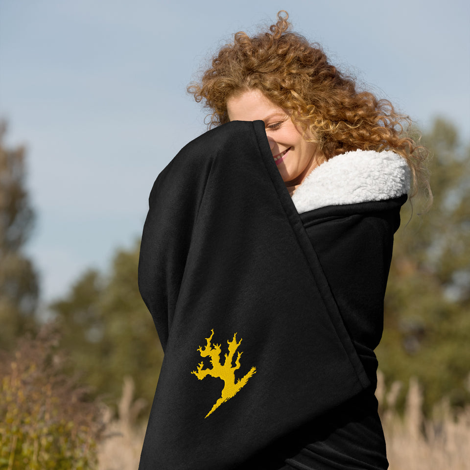 En Gobelet Embroidered Sherpa Blanket